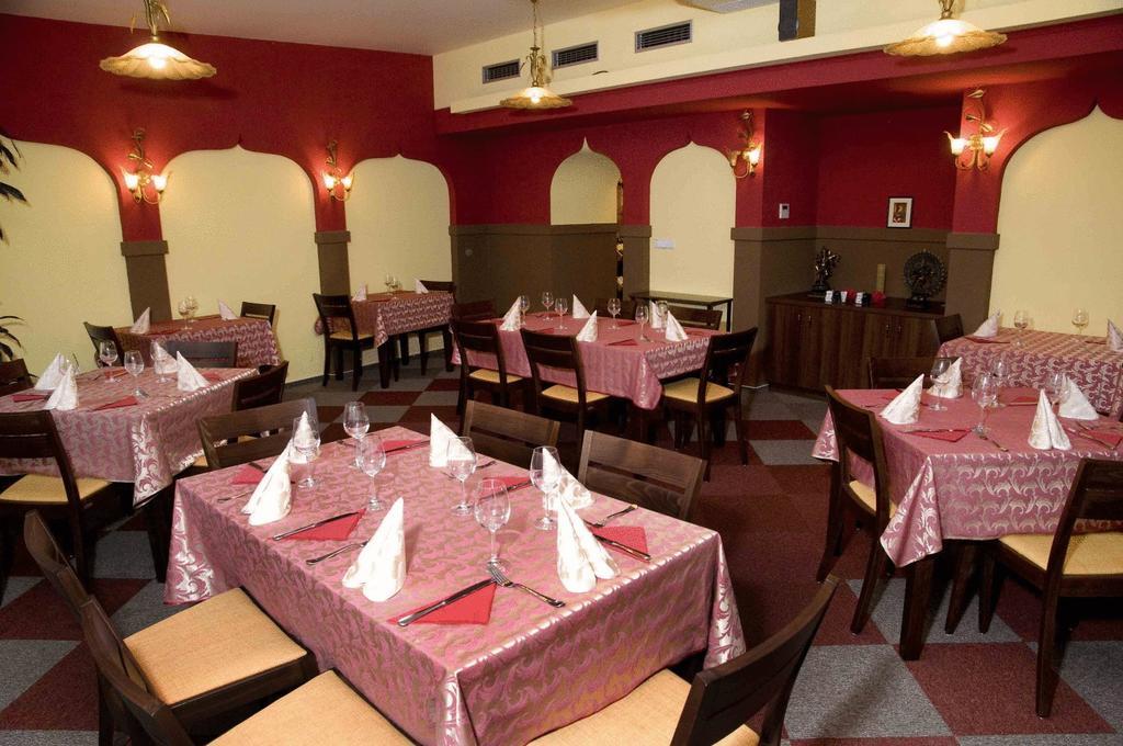 Hotel Satyam Брно Экстерьер фото